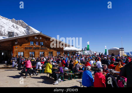 Sun voi montagna alpina ristorante sul Zugspitzplatt, Zugspitze, gamma di Wetterstein, Werdenfels, Alta Baviera, Baviera, Germania, Europa Foto Stock