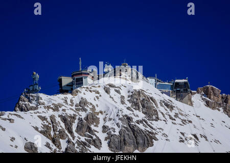 Vista del vertice Zugspitze, la montagna più alta della Germania, con stazione meteo e ambiente Ricerca stazione, Baviera, Germania, Europa Foto Stock