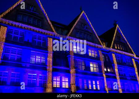 Acquisto di natale, illuminato facciata del department store Oberpollinger in Neuhauserstrasse a Monaco di Baviera Foto Stock