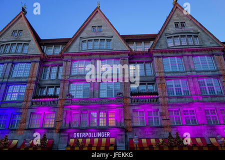 Acquisto di natale, illuminato facciata del department store Oberpollinger in Neuhauserstrasse a Monaco di Baviera Foto Stock