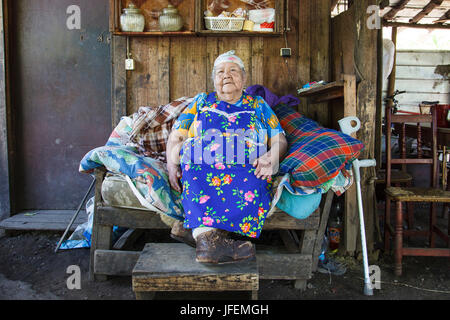 Il Cile, Araucania, Alto bio bio, Mapuches, Donna Sciamano donna a base di erbe, Foto Stock