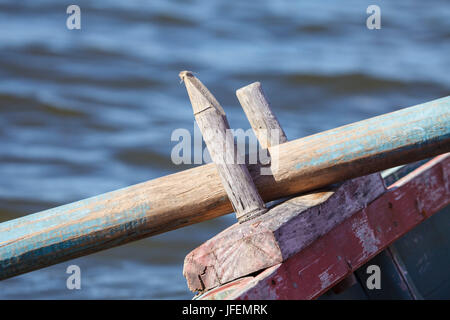 Il Cile, Araucania, Lago Budi, Llaguepulli, Mapuche, barca, remo Foto Stock