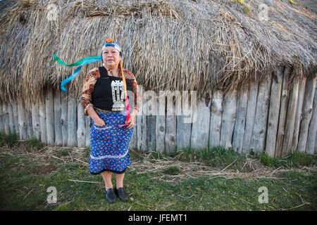 Il Cile, Araucania, Llaguepulli, Mapuche, Ruka, casa rotonda, donna costume tradizionale, Foto Stock