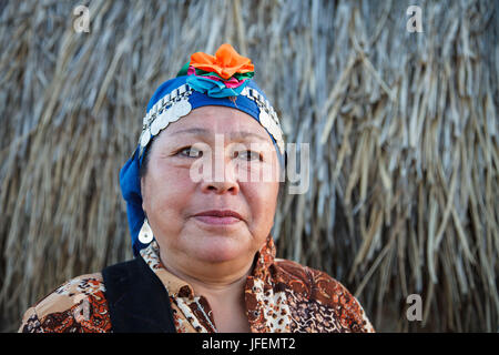 Il Cile, Araucania, Llaguepulli, Mapuche, Ruka, casa rotonda, donna costume tradizionale, Foto Stock