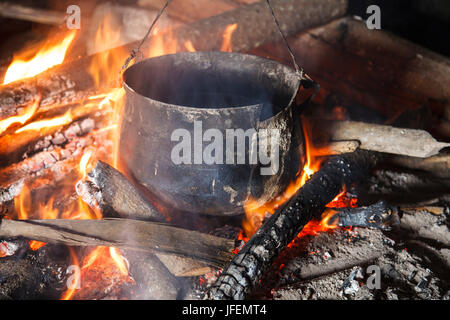 Il Cile, Araucania, Llaguepulli, Mapuche, camino, pot Foto Stock