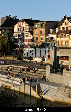 La Svizzera, il Cantone di Basilea Città e Basilea, piccolo quartiere di Basilea sulla riva destra del fiume Reno, la statua di Helvetia, chi è il femminile allegoria symbolisingSwitzerland, seduto sul Mittlere Brücke, bridge Foto Stock