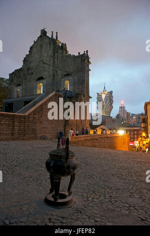 Cina, Macao, centro storico, patrimonio mondiale dell'UNESCO, la rovina del San Paolo cattedrale costruita nel XVII secolo dai Gesuiti e Grand Lisboa Casino Hotel Foto Stock