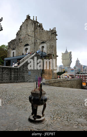 Cina, Macao, centro storico, patrimonio mondiale dell'UNESCO, la rovina del San Paolo cattedrale costruita nel XVII secolo dai Gesuiti e Grand Lisboa Casino Hotel Foto Stock