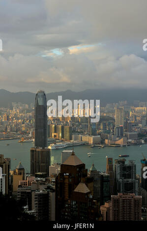 Cina, Hong Kong, vista dal picco Victoria sull isola di Hong Kong con i due Centro Finanziario Internazionale dell'architetto Cesar Pelli e la Penisola di Kowloon in background Foto Stock