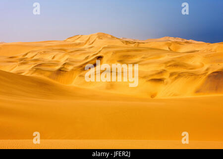 Le dune di sabbia del deserto vicino a Walvis Bay, Namibia Foto Stock