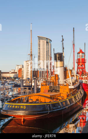 Il Galles, Glamorgan, Swansea, Swansea Docks, National Waterfront Museum, navi storiche e moderne Waterside Apartments Foto Stock