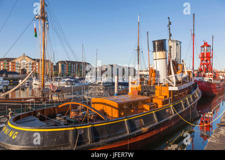 Il Galles, Glamorgan, Swansea, Swansea Docks, National Waterfront Museum, navi storiche e moderne Waterside Apartments Foto Stock