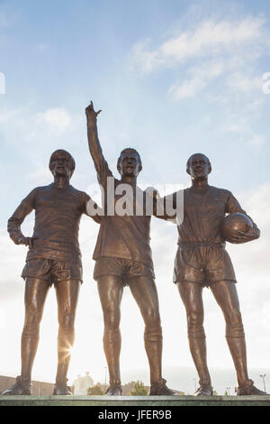 Inghilterra, Manchester, Salford, Old Trafford Football Stadium, la Santa Trinità statua Foto Stock