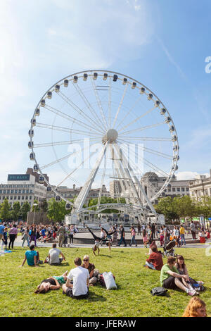 Inghilterra, Manchester Piccadilly Gardens, la ruota di Manchester Foto Stock