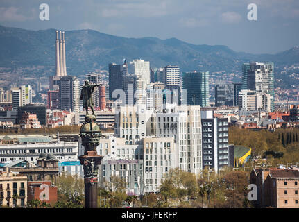 In Spagna, in Catalogna, Barcelona City, Colombus monumento, quartiere Diagonal Mar skyline Foto Stock