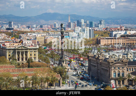 In Spagna, in Catalogna, Barcelona City, Colombus monumento, quartiere Diagonal Mar skyline Foto Stock