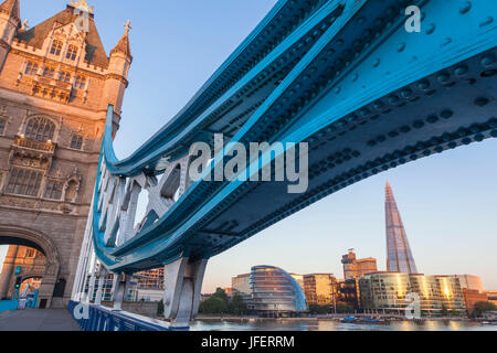 Inghilterra, Londra, Southwark, il Tower Bridge e la Shard Foto Stock