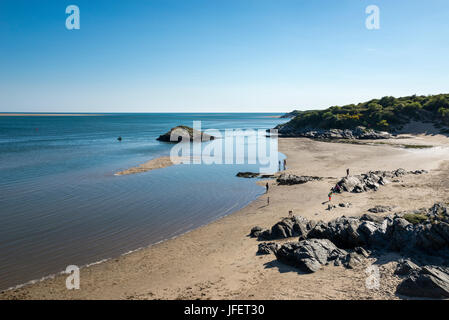 Le persone che si godono la spiaggia di Borth y Gest vicino a Porthmadog, Galles su una calda e soleggiata giornata di inizio dell'estate. Foto Stock