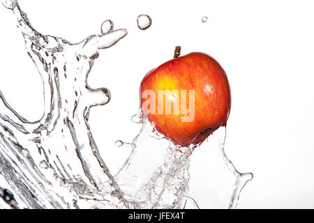 Red delicious Apple attraverso gli spruzzi di acqua fresca. Foto Stock