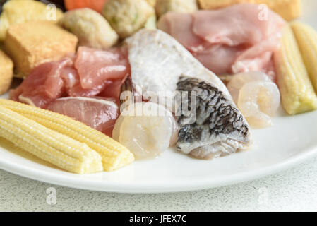 Pesce fresco con misto di carne sul piatto, Sukiyaki il cibo Giapponese di stile, il fuoco selettivo Foto Stock