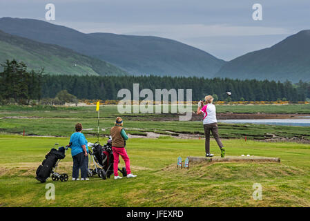 Tre donne anziane a Scottish golf giocare a golf in Lochcarron, Wester Ross, Scotland, Regno Unito Foto Stock