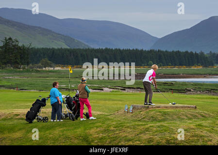 Tre donne anziane a Scottish golf giocare a golf in Lochcarron, Wester Ross, Scotland, Regno Unito Foto Stock
