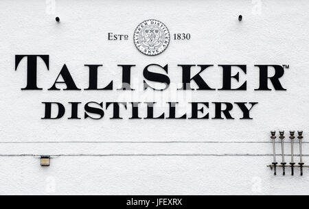 Talisker Distillery produrre single malt Scotch whisky in Carbost sull'Isola di Skye, Highlands scozzesi, Scotland, Regno Unito Foto Stock