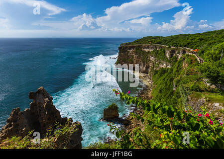 Costa vicino tempio Uluwatu di Bali Indonesia Foto Stock