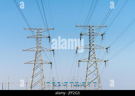 La trasmissione di energia elettrica pilone Foto Stock