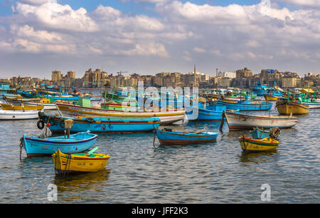 Vista del porto di Alessandria, Egitto Foto Stock