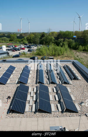 Germania Amburgo, HAW technolgy center CC4E con unità fotovoltaiche e Nordex wind farm Curslack / Deutschland, Amburgo, HAW Technologiezentrum CC4E, Dach mit Solaranlage PV, Hintergrund Windpark Curslack mit Nordex N117 Windkraftanlagen Foto Stock