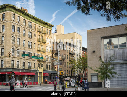 St Marks Place street scene in Manhattan Foto Stock