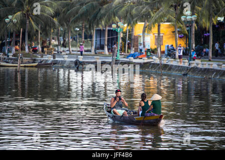 I turisti in una barca a remi sul fiume Thu Bon in Hoi An, Vietnam Foto Stock