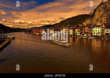 Fiume Mosa nella città belga di Dinant Foto Stock