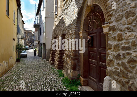 Corsia stretta tra gli edifici nel villaggio di Cori, provincia di Latina, Italia Foto Stock