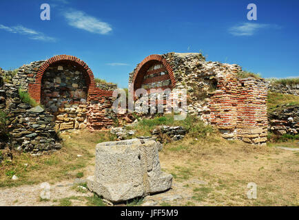 Resti delle mura di pietra con archi di antico castello Histria, Romania Foto Stock