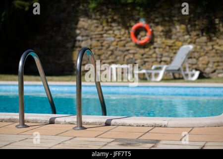 Piscina esterna voce scaletta Foto Stock