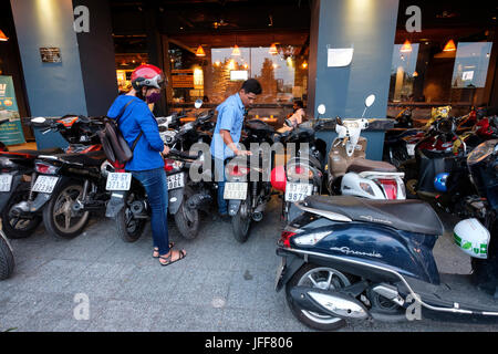 Centinaia di persone a guidare moto sulle strade di Ho Chi Minh City in Vietnam, in Asia Foto Stock