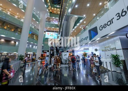 Centro commerciale all'interno dell'Bitexco torre finanziaria nella città di Ho Chi Minh, Vietnam Asia Foto Stock