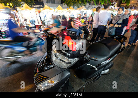Centinaia di persone a guidare moto sulle strade di Ho Chi Minh City in Vietnam, in Asia Foto Stock