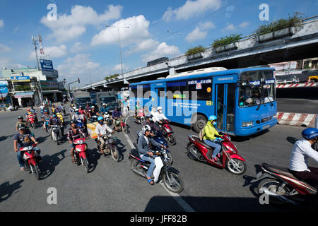 Centinaia di scooter whizzing da durante le ore di punta nella città di Ho Chi Minh, Vietnam Asia Foto Stock