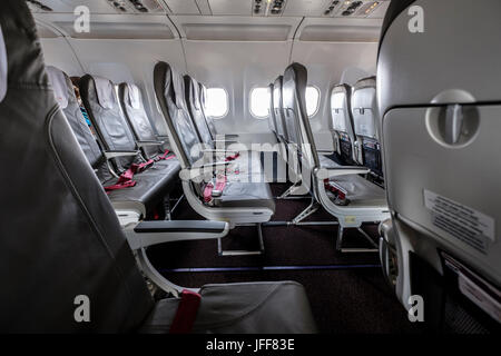 Righe di sedi vuote all'interno di un aereo di linea commerciale Foto Stock
