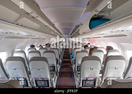 Righe di sedi vuote all'interno di un aereo di linea commerciale Foto Stock