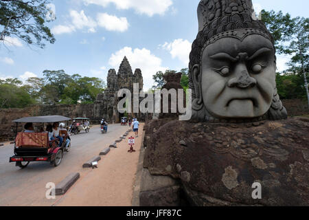 Gigante di pietra volto scolpito a Angkor Thom, Siem Reap, Cambogia, Asia Foto Stock