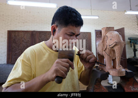 Artigiano al lavoro su un tradizionale pezzo cambogiano ad artigiani Angkor, Siemp Reap, Cambogia, Asia Foto Stock