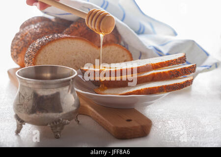 Trecciato Challah pane e miele Foto Stock