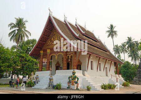 Le statue di un tempio custodisce Hanuman e Ravana, di fronte al Wat Aham tempio (Monastero del cuore aperto) a Luang Prabang, Laos, Asia Foto Stock