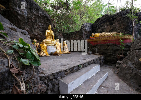 Statua di Buddha dorato con discepoli sul Monte Phou Si, Luang Prabang, Laos, Asia Foto Stock