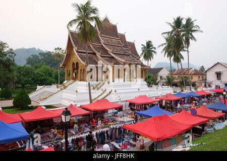 Strada del mercato accanto alla Haw Pha Bang tempio presso il Palazzo Reale di motivi a Luang Prabang, Laos, Asia Foto Stock