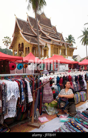 Venditore femmina a un mercato di strada accanto alla Haw Pha Bang tempio, Luang Prabang, Laos, Asia Foto Stock